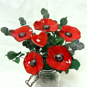 Bouquet de 5 Coquelicots et 1 cœur rouges avec Feuillage Hauteur 30 cm