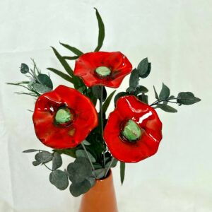 Bouquet de 3 petits Coquelicots Rouges et cœur vert lustré avec feuillage Hauteur 30 cm